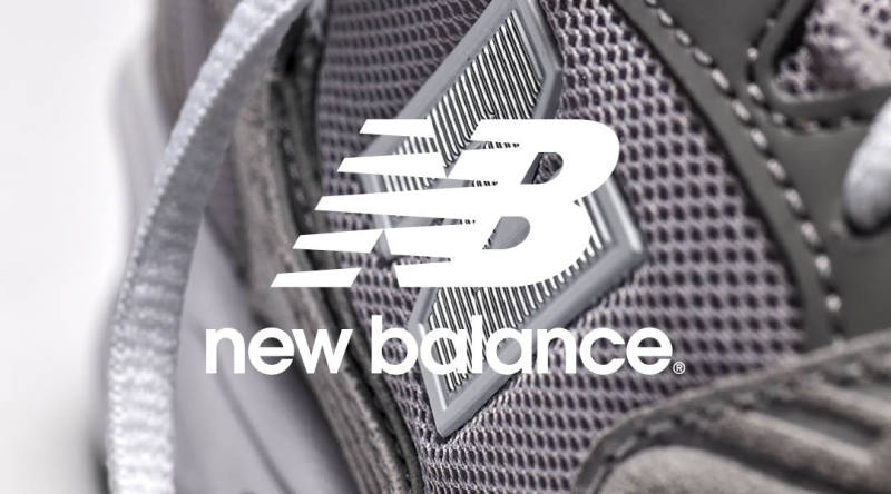 nærbilde av en new balance sko med en hvit logo over