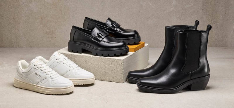 hvite sneakers, sorte loafers, sorte boots i studio